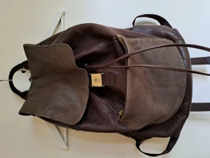 Fräsch ryggsäck i äkta läder  - Säljer min ryggsäck från massimo dutti. Ryggsäcken är i äkta läder, superfin kvalité! Rymlig. Herrmodell, men funkar lika bra för tjejer. Köptes för 2799kr. Säljes för 1400, vid snabb affär kan pris diskuteras.