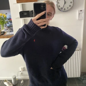 Stickad Ralph Lauren tröja - Säljer då den inte kommer till användning tyvärr. Mörkblå/marinblå tröja från RL i storlek M. 200 kr inkl frakt💕