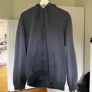 Grå Zip-Hoodie - Denna zip-hoodie från H&M är i väldigt bra skick, då den inte kommit till användning. Väldigt mysigt material. Pris kan diskuteras. Frågor? Hör av dig!