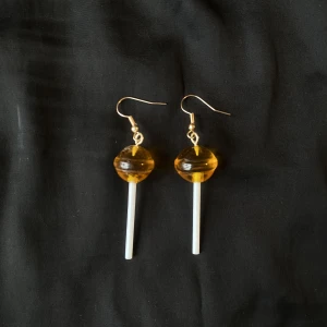 Örhängen med klubbor🍭 - Örhängen med berlocker i form av klubbor. Hör av er vid fundering. Frakt tillkommer!🍭