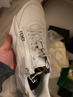 Fendi  - endesi 2 par vita fendi skor storlek 8/10usa42/44eur i "Indian alligator" kajmanskinn nya med kartong och alla dess tillbehör förhandlingsbart för 1200 euro listpris 2100 euro för mer information kontakta mig