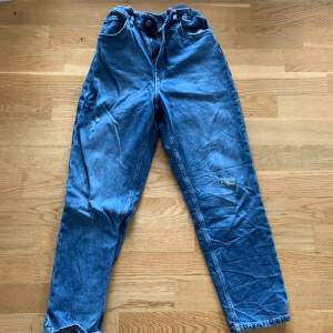 Säljer ett par blå jeans från Lindex i strl 152. 