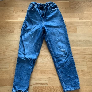 Barn jeans  - Säljer ett par blå jeans från Lindex i strl 152. 