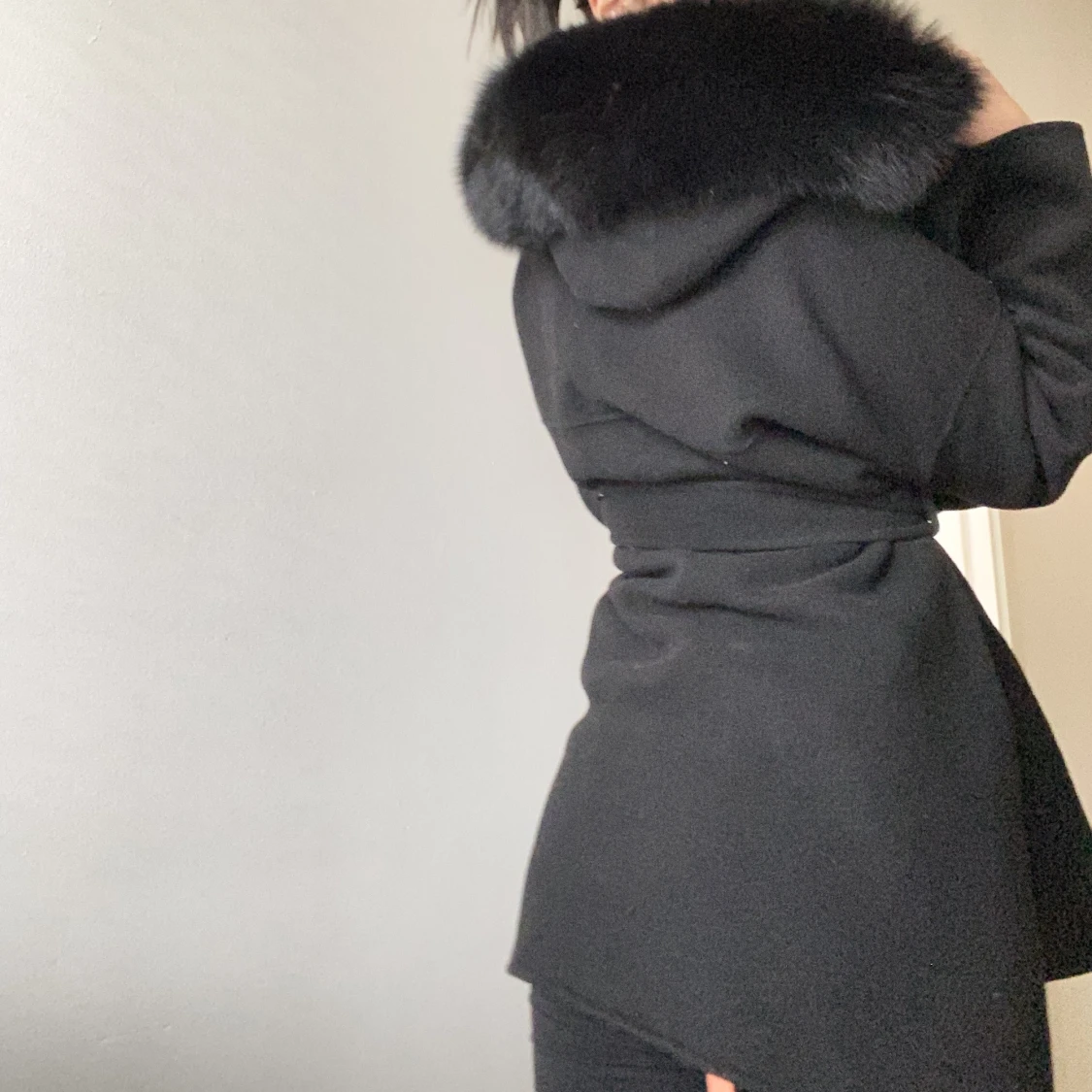 Svart kappa med päls