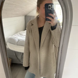 Vår kappa! - Säljer min söta kappa från Only då den inte kommer till användning, köpt för ett tag sen men knappt använd.