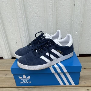 Adidas Gazelle - Superfina adidasskor som tyvärr är lite för stora för mig! Endast använda ett par gånger, väldigt fint skick💙💙