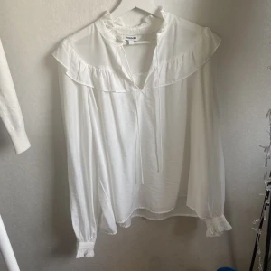 Blus - Vit blus från Kappahl som egentligen kostar 399💕, den var förstor för mig men kunde inte lämna tillbaka den så den är inte ens använd👍❤️ Fin till våren