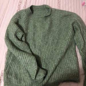 Stickad tröja från lager  -  användt den 3/4 gånger och använder denninte  eftersom den inte kommer till användning 