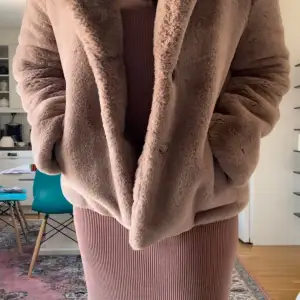 En dusty pink pälsjacka från NAKD i bra skick, köpare står för frakt. Varm och otroligt len! Använd fåtal gånger.