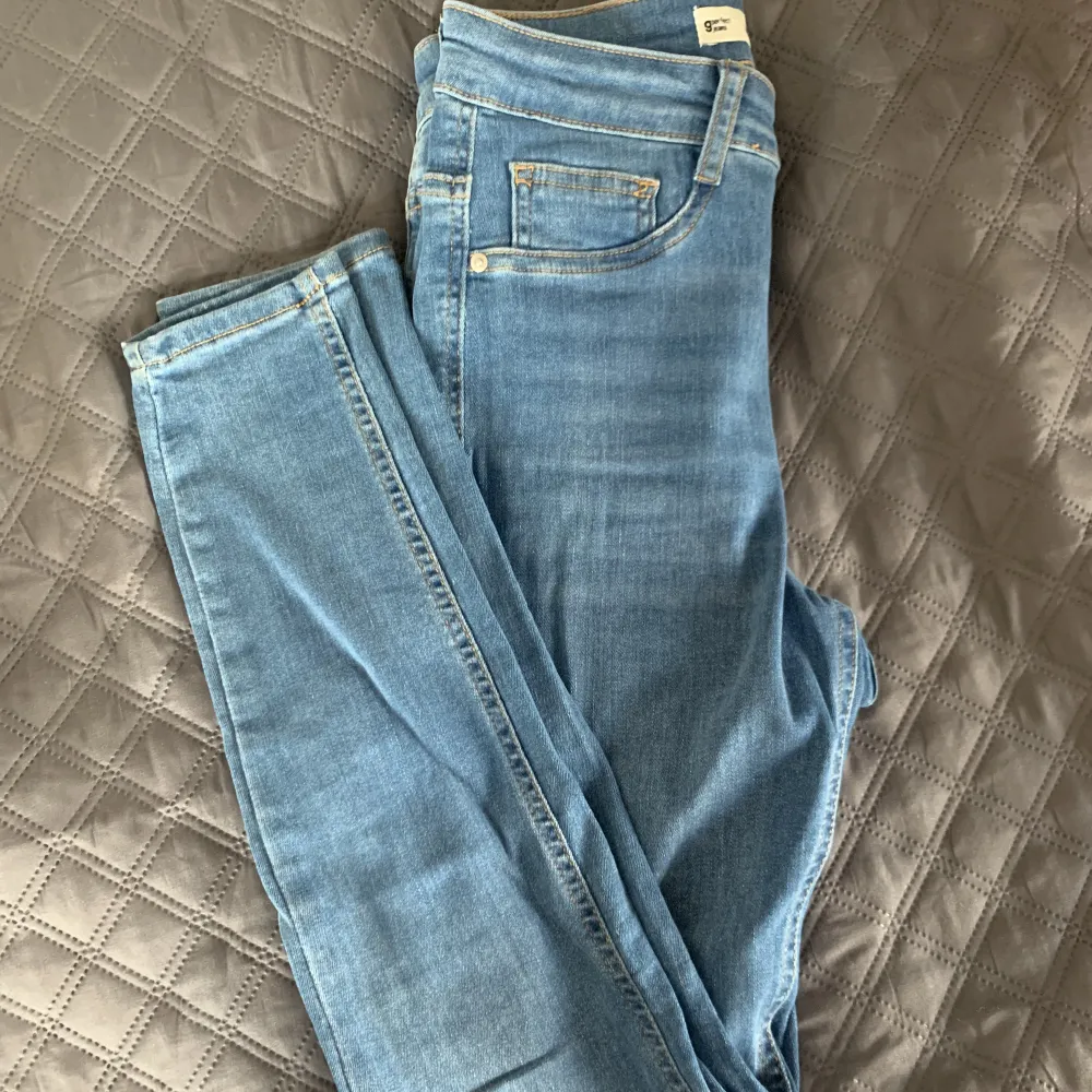 Superfina Ljusblåa skinnyjeans från Gina Tricot i modellen Molly och i storlek M. Står ej för postens slarv Köpt är köpt, går ej att returneras. Pris går att diskuteras. Jeans & Byxor.