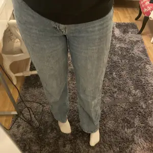 Wide Jeans, st 30/32. Från Cubus, köpta under 2021. Väl använda men är hela och har inga hål eller nått sådant. Jag är 173 cm lång och dessa passar perfekt i längden.