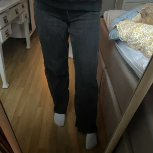 Jeans - Wide Jeans, från Monki. Lappen på jeansen har försvunnit så vet inte storleken men gissar på M/29. Väl använda, köpta 2021. Är 173 cm lång och sitter bra i längden.