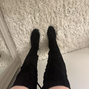 fest stövlar  - ”stövlar” i mocka material som sitter tajt runt hela benet och som har band längst upp som man kan reglera💕 storlek 37 men är stor i storleken då jag vanligtvis brukar ha 38