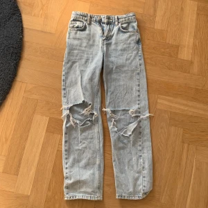 Ljusblåa Jeans - Snygga Jeans som sitter fint med en fin blå färg.