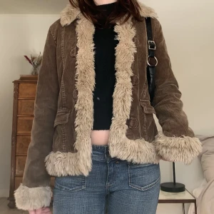 Pennylane-jacka - Vintage tunnt fodrad brun jacka i manchester och med pälskanter, från märket New Look! Perfekt till våren 🤎