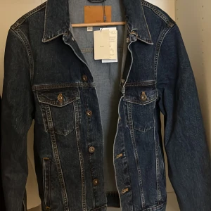 Mango jeans Jacka  - Säljer nu min mango jeans jacka oanvänd finns prislappar på Ord pris 500kr 