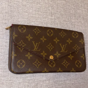 Äkta LV väska - Äkta Louis Vuitton väska i modellen Félicie som jag har fått i present. Köptes för 9000. Nypris idag för modellen är runt 12 000.   Dustbag, korthållare och påse medföljer. Äkthetskort finns i väskan.   Pris kan diskuteras vid snabb affär 