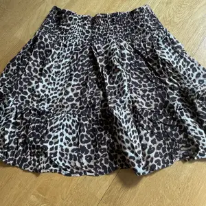 Jättesöt somrig kjol i leopardmönster. Kjolen var från början storlek M men jag har sytt in den så den är nu i storlek S. Nästan helt oanvänd och i nyskick.
