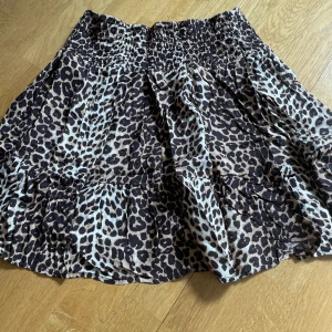 Kort leopardmönstrad kjol - Jättesöt somrig kjol i leopardmönster. Kjolen var från början storlek M men jag har sytt in den så den är nu i storlek S. Nästan helt oanvänd och i nyskick.