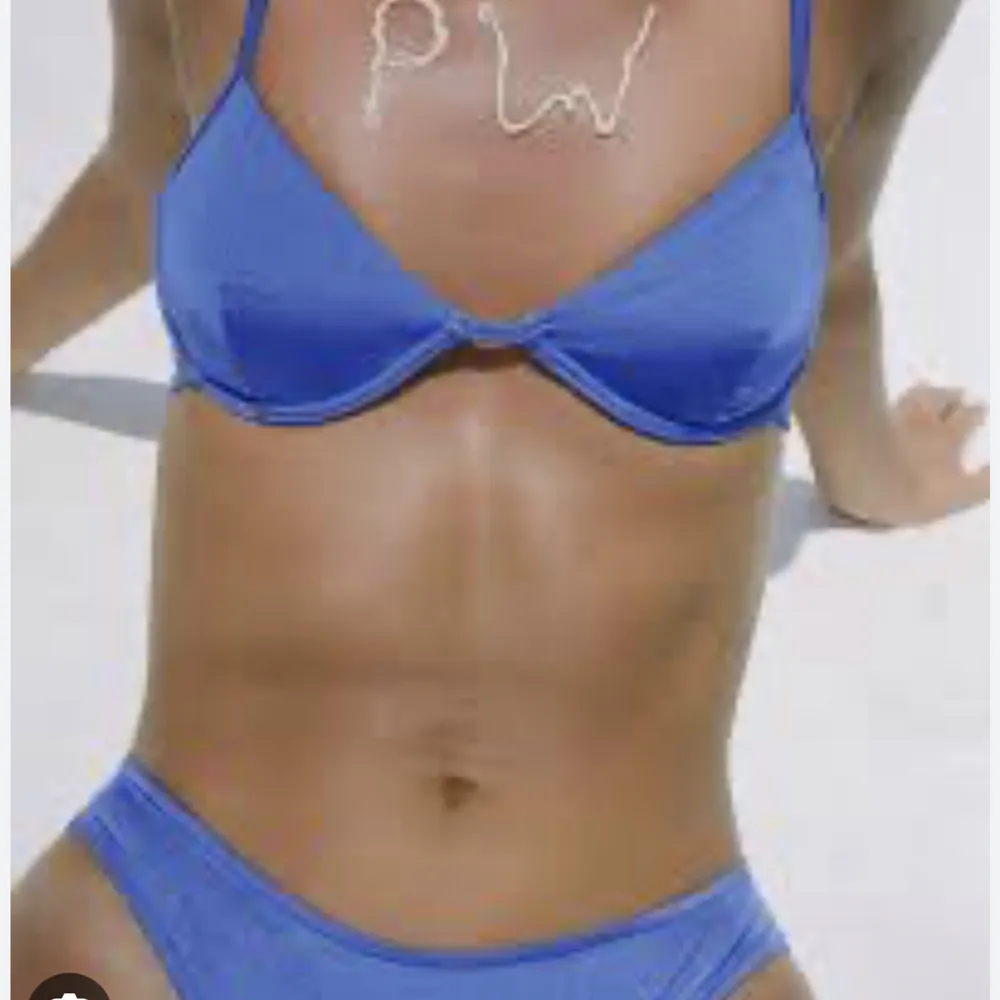 Väldigt snygg bikini från Paloma wool - säljer pga för liten. Orginalpris 80€ per del (ca 2000kr för båda) överdel S underdel M. Toppar.