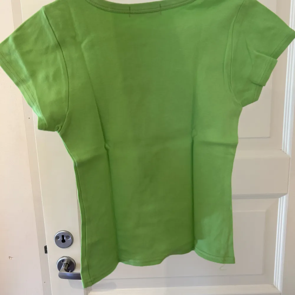 Jätte gullig grön tröja som är lite kort i midjan. Storleken är S/M men den sitter tajt på mig som är S så den skulle definitivt även passa en XS.. Toppar.
