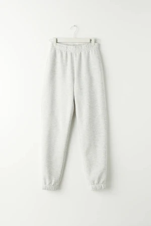 Mjukisbyxor  - Grå mjukisbyxor från ginatricot i storlek xxs men passar även xs som är så så sköna. Säljer de för att de inte passar längre