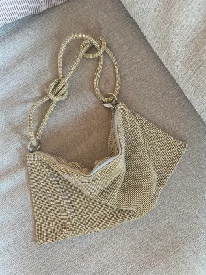 Glittrig handbag - Fick denna i present, har ej kommit till användning därav säljer jag den till en annan som behöver den mer!  Väskan som är till salu är i Guld 👜 Perfekt till en tjejkväll eller ut på fin middag 💛✨