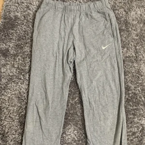 Nike byxor - Tunna Nike byxor, storlek S