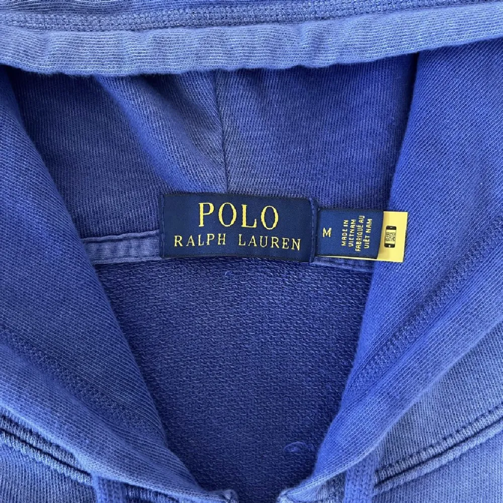 Snygg Ralph Lauren zip hoodie i perfekt skick. Har själv använt den 1 gång. Lite tunnare material vilket är perfekt till sommaren.. Hoodies.