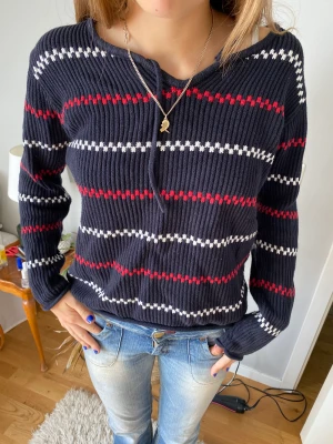 Stickad tröja  - En såå härlig stickad tröja som är så fin! Den är perfekt nu till sommarkvällar. Är strl 160 men sitter som en S.