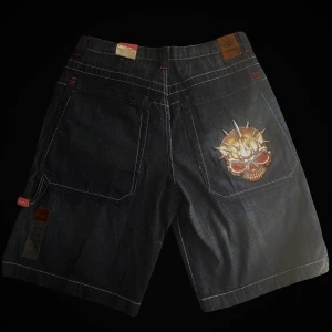 Vintage Jncos shorts - Sällsynta vintage Jncos shorts som fortfarande har pris och storleks etiketten kvar. Är tyvärr slitet vid kanten (se bild) annars i bra skick. Skriva gärna innan ni köper, eller för flera bilder. Storlek: Midja 45cm, Från gylf till längst ner 42cm.