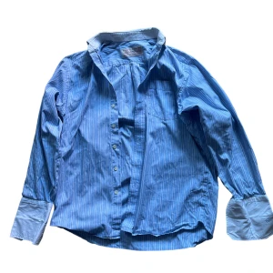 Ljusblå skjorta  - Köpt från second hand, skick: 10/10 Skriv om du har frågor eller vill se fler bilder! 