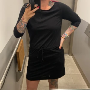 Svart klänning 🖤 - Svart söt klänning🖤använd under en resa utomlands så fint skick! Tycker mycket om den men ja har en till så hoppas att en kan få ett nytt hem🖤