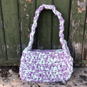 Virkad väska - Handgjord virkad väska av återvunnet trikågarn. I fin lilapastell och mint färg  29x18 cm