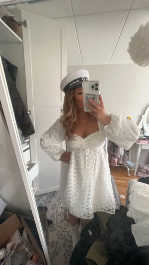 Klänning  - Söt. O fin klänning från NA-KD (slutsåld) det var tänkt att den skulle användas på studenten men ångra mig så nu säljer jag denna, aldrig använd prislapp ligger kvar. skriv för frågoor 