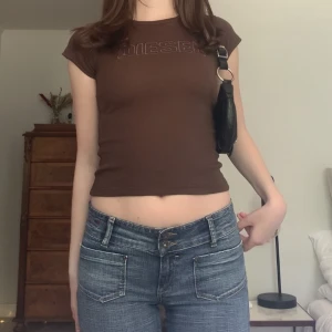 Diesel-babytee - Brun babytee med broderat tryck framtill, från Diesel (vet ej om den är äkta)! Var från början en långärmad som jag sydde om till t-shirt 💞