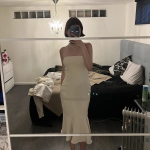 off shoulder klänning NA-KD - Köptes i vintras, oanvänd. Har dock tagit bort armarna.