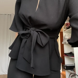 Blus från Zara - Så fin blus från Zara som är i jättebra skick.