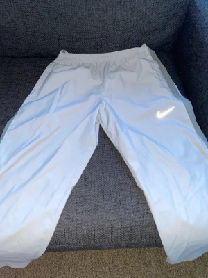 Nike byxorna  - Oanvända har legat i garderoben då dem ej passa