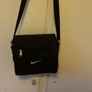 Snygg Nike axelväska, sparsamt använd
