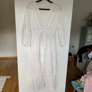 Vit klänning  - Oanvänd klänning i storlek L, sitter mer som en M/liten L. 