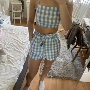 Rutigt set - Jätte gulligt set perfekt till sommaren 😍 säljer då jag inte använder det, endast använd en gång!