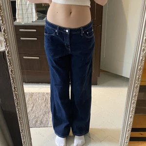 "ample" jeans från Weekday - vida lågmidjade jeans i modellen Ample från Weekday, storlek 31/34 (: knappt använda, frakt tillkommer!