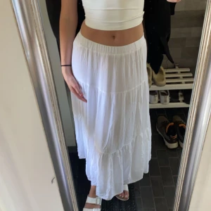 Lång kjol - Säljer min jättefina lång kjol från zalando, slutsåld i strl S! Lappen är kvar och är endast testad, (var för kort på mig)!