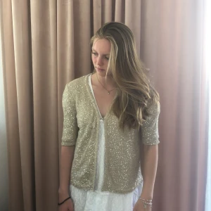 Glittrig kofta - Jätte fin glittrig kofta perfekt till fest eller finare tillställningar. Storlek M men skulle säga att det är en S. Aldrig använd då den inte passar på mig 