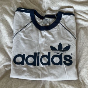 Adidas tshirt - Vintage adidas tshirt. Strl  s/xs Pris kan diskuteras.