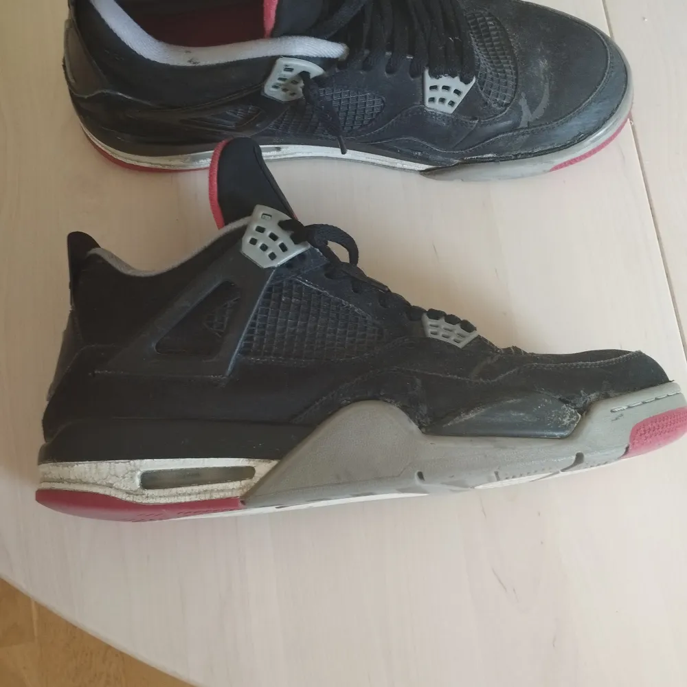 Jordan 4 bred bred från 2012. Några flaws. Har kvitto, köpta från Goat. Nypris 6000kr . Skor.