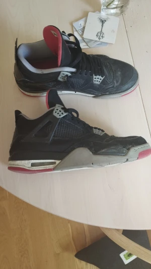 Jordan 4 bred 2012 - Jordan 4 bred bred från 2012. Några flaws. Har kvitto, köpta från Goat. Nypris 6000kr 