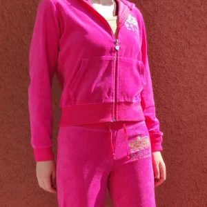 Bebe sett - Såååå fint bebe sett i sammet! Det är så snyggt och är vintage! Så fina gulddetaljer 🤩🤩 bra skick 😁⭐