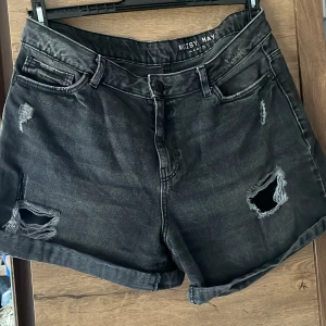 Shorts - Jeansshorts med revor. Stretchigt material